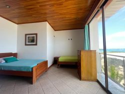 Habitacion triple con balcon y vista al mar