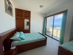 Habitacion triple con vista al mar cama queen y una sencilla