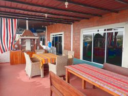 Estacion de cafe y dispensador de agua del Hostal Cattleya