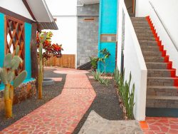 Hotel Ayre tiene lobby y habitaciones en planta baja