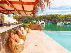 Bar para tiempo relax en el hotel Barranco Galapagos